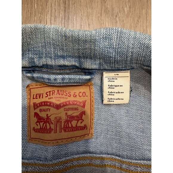 Levi's Women's Denim Jacket Color Blue Size Large - Picture 3 of 6